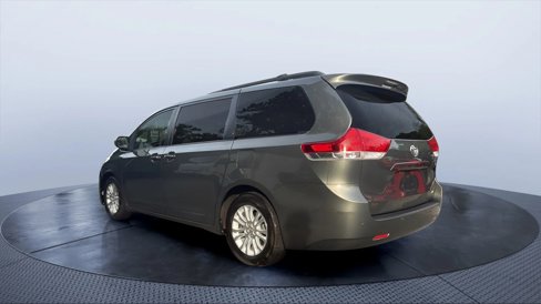 Used 2014 Toyota Sienna XLE image 3