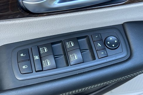 Used 2021 Chrysler Pacifica Limited w/ Uconnect Theater Family Group image 15