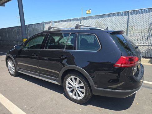 Used 2017 Volkswagen Golf Alltrack S image 2