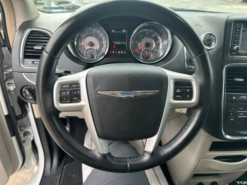 Used 2016 Chrysler Town & Country Touring image 18