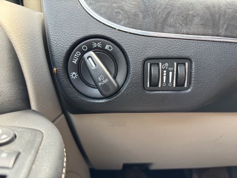Used 2016 Chrysler Town & Country Touring image 28