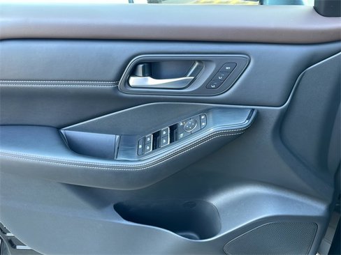 Used 2023 Nissan Rogue SL w/ SL Premium Package image 17