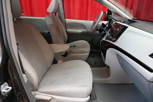Used 2013 Toyota Sienna L image 10