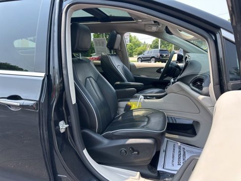 Used 2023 Chrysler Pacifica Limited image 31