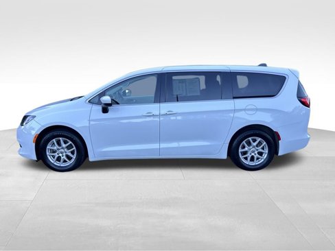 Used 2022 Chrysler Voyager LX image 3