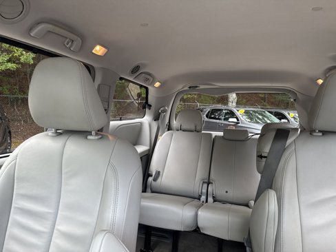 Used 2014 Toyota Sienna XLE image 29