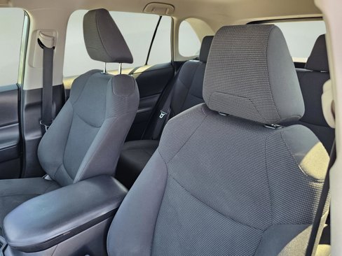 Used 2019 Toyota RAV4 LE image 18