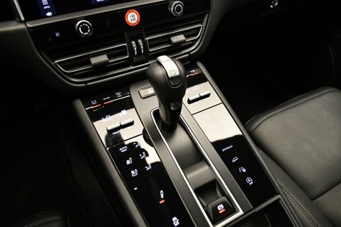 Certified 2025 Porsche Macan Turbo image 35