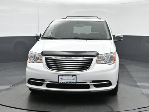 Used 2015 Chrysler Town & Country Touring-L w/ Driver Convenience Group image 2