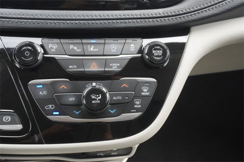 Used 2020 Chrysler Pacifica Limited w/ Tire & Wheel Group image 6
