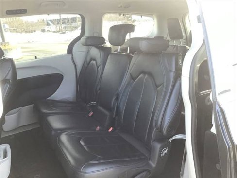 Certified 2021 Chrysler Pacifica Touring-L image 17