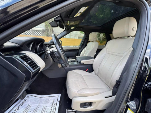 Used 2017 Land Rover Discovery SE image 11