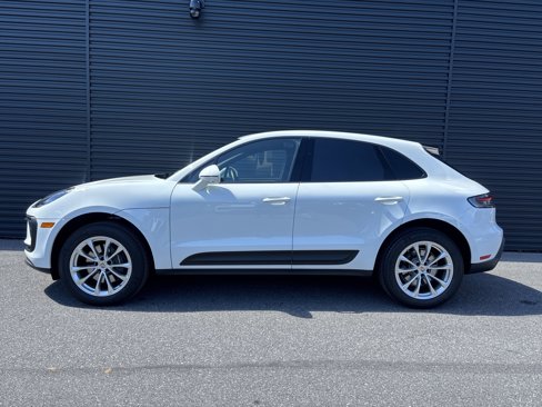 Used 2025 Porsche Macan image 2
