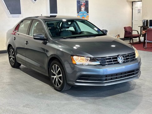 Used 2018 Volkswagen Jetta SE image 2