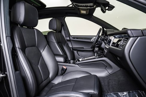 Certified 2025 Porsche Macan Turbo image 15