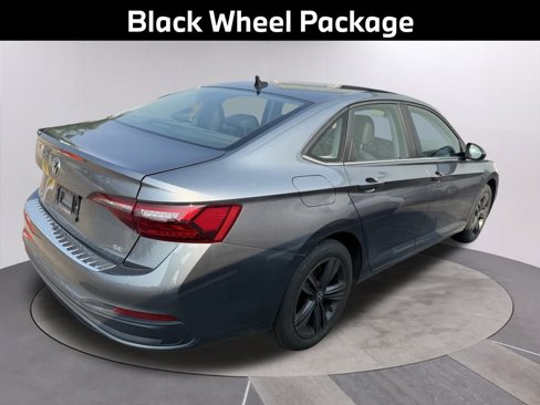 Used 2022 Volkswagen Jetta SE image 3