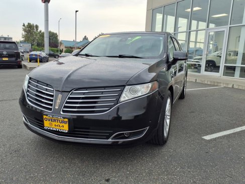 Used 2019 Lincoln MKT AWD image 3