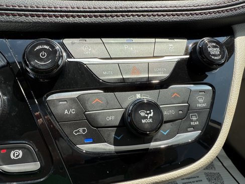 Used 2020 Chrysler Pacifica Limited image 27