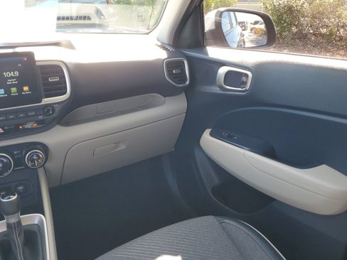 Certified 2020 Hyundai Venue image 3