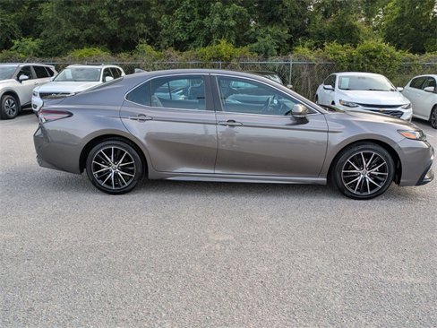 Used 2023 Toyota Camry SE image 2