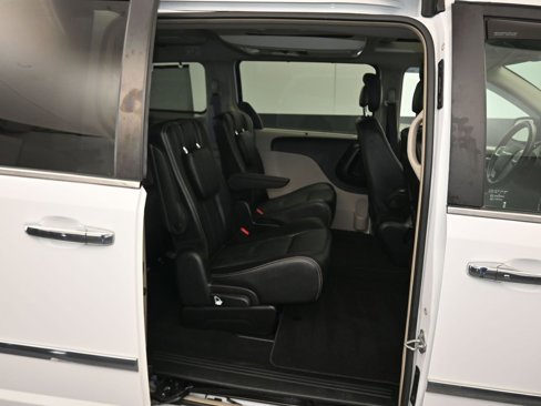 Used 2015 Chrysler Town & Country Touring-L w/ Driver Convenience Group image 45