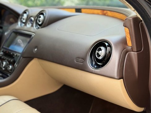 Used 2011 Jaguar XJ image 23