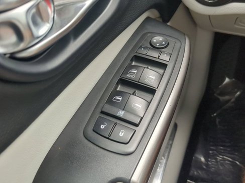 Used 2019 Jeep Cherokee Limited w/ Luxury Group image 24