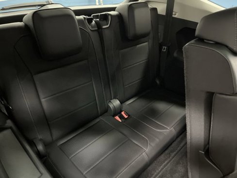 Used 2020 Volkswagen Tiguan SE w/ Panoramic Sunroof Package image 31