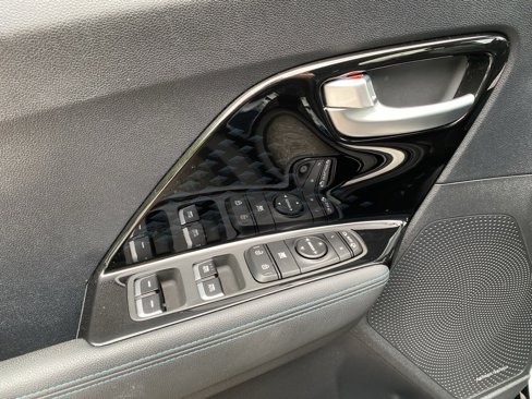 Used 2022 Kia Niro EX Premium w/ Cold Weather Package image 24