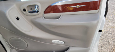 Used 2006 Chrysler Town & Country Limited image 7