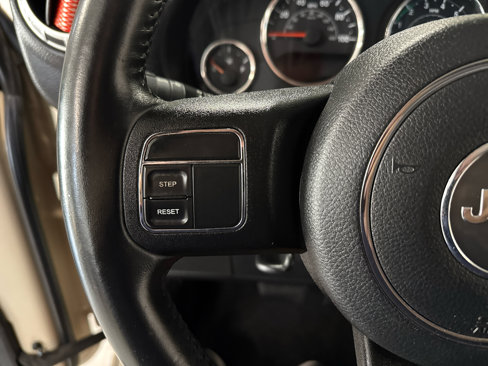 Used 2016 Jeep Wrangler Rubicon w/ Power Convenience Group image 13