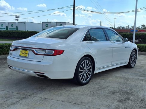 Used 2017 Lincoln Continental Select image 2