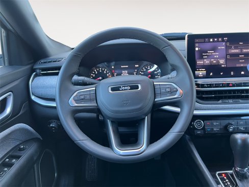 Used 2024 Jeep Compass Latitude image 12