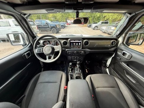 Used 2018 Jeep Wrangler Unlimited Sahara image 6