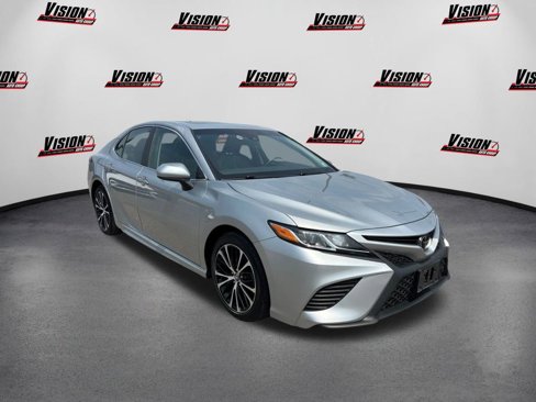 Used 2018 Toyota Camry SE image 3