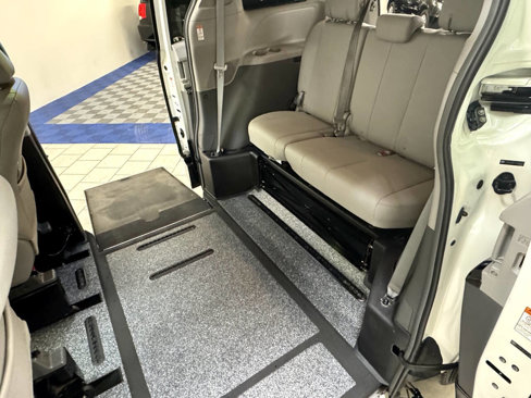 Used 2015 Toyota Sienna XLE image 16