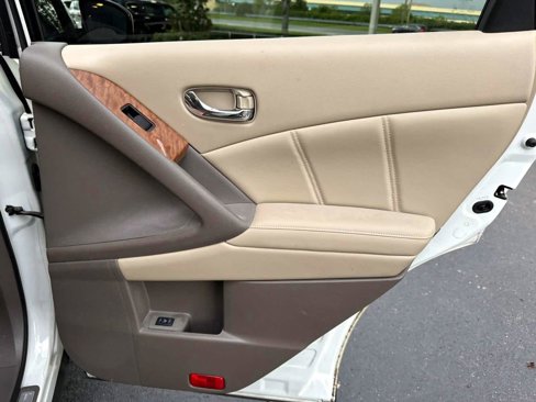 Used 2012 Nissan Murano LE w/ Platinum Pkg image 16