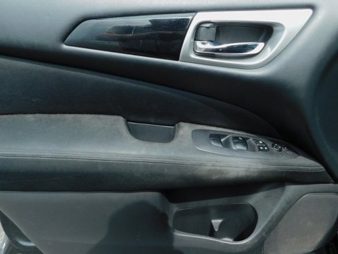 Used 2017 Nissan Pathfinder S image 24