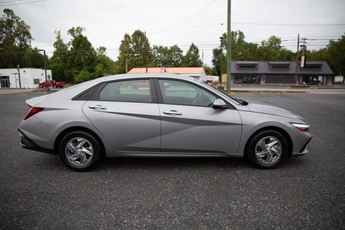 Used 2025 Hyundai Elantra SE image 2