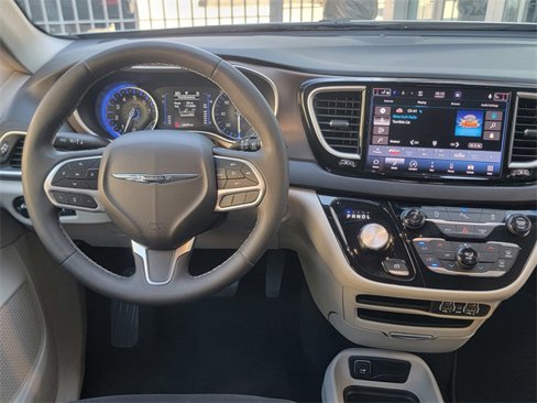 Used 2022 Chrysler Voyager LX image 15