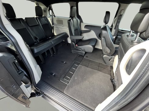 Used 2020 Dodge Grand Caravan SXT image 16