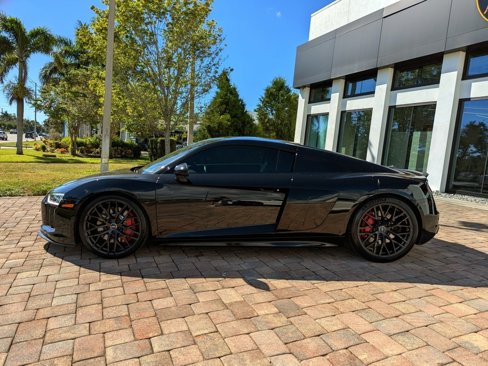 Used 2018 Audi R8 V10 w/ Premium Package image 2