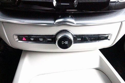 Used 2018 Volvo XC60 T5 Momentum w/ Vision Package image 18