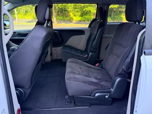 Used 2018 Dodge Grand Caravan SE w/ UConnect Hands-Free Group image 5