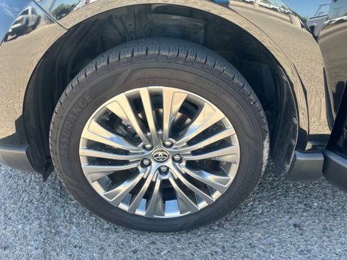 Used 2022 Toyota Venza XLE image 26