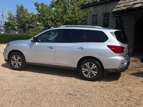 Used 2018 Nissan Pathfinder SV w/ SV Tech Package image 4