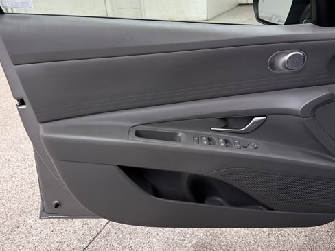 Used 2024 Hyundai Elantra Blue image 3