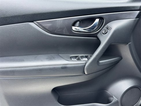 Used 2018 Nissan Rogue SV image 38