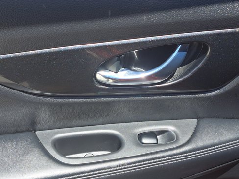 Used 2017 Nissan Rogue SV image 12