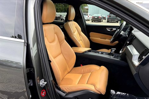 Used 2019 Volvo XC60 T5 Momentum w/ Multimedia Package image 7